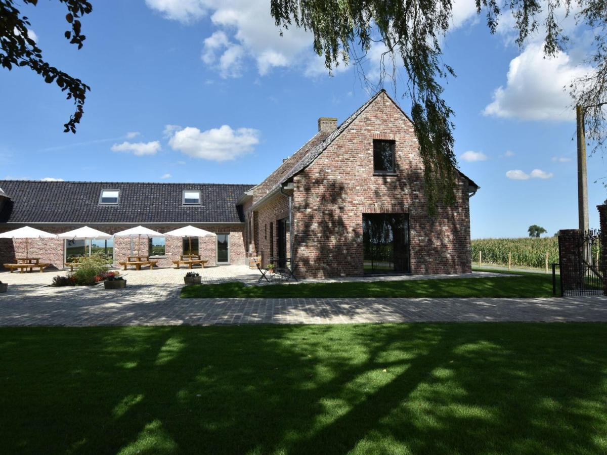 Spacious Holiday Home With Pond In Poperinge Roesbrugge-Haringe エクステリア 写真