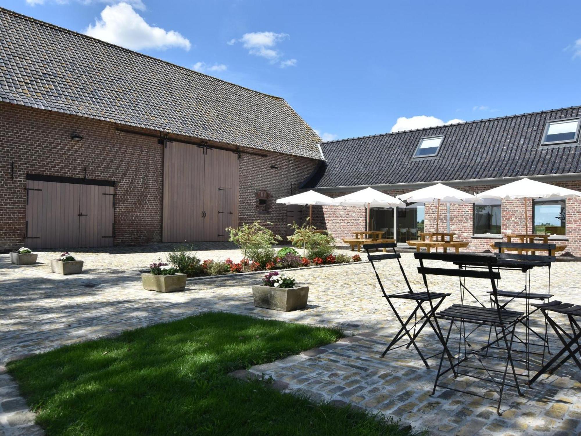 Spacious Holiday Home With Pond In Poperinge Roesbrugge-Haringe エクステリア 写真