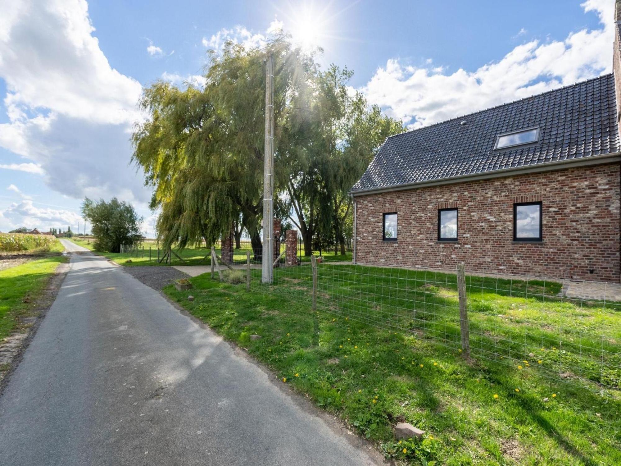 Spacious Holiday Home With Pond In Poperinge Roesbrugge-Haringe エクステリア 写真