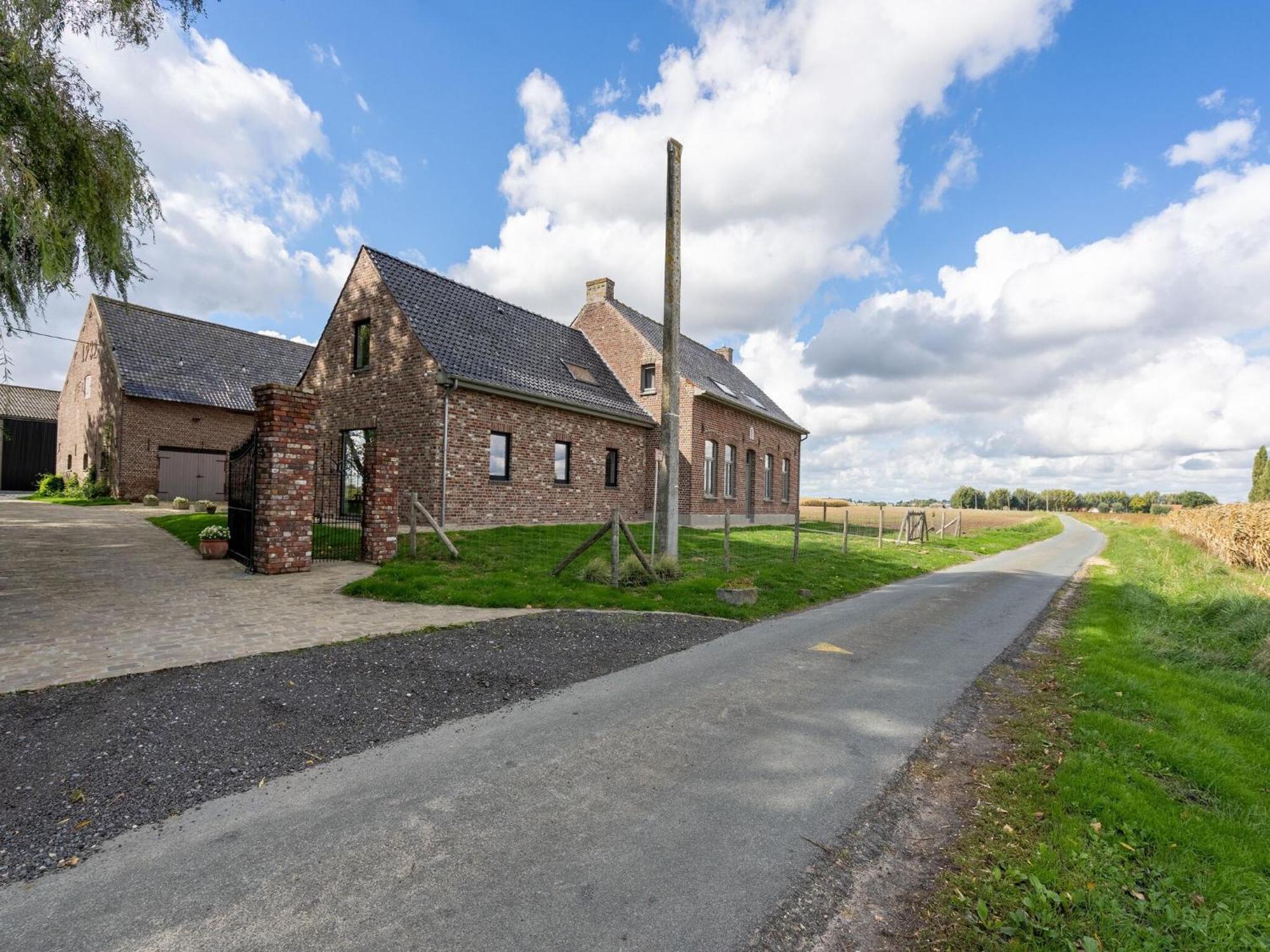 Spacious Holiday Home With Pond In Poperinge Roesbrugge-Haringe エクステリア 写真