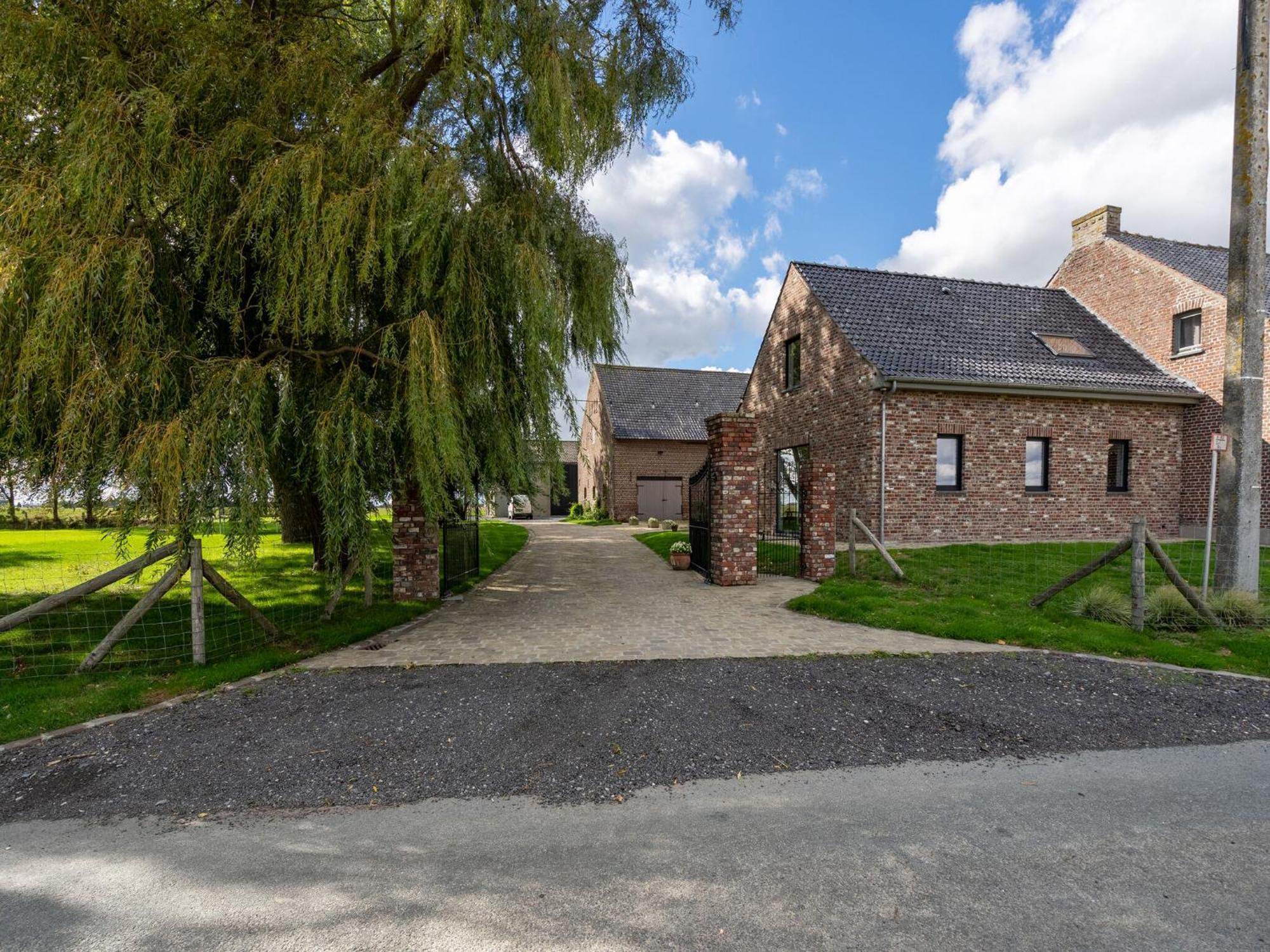 Spacious Holiday Home With Pond In Poperinge Roesbrugge-Haringe エクステリア 写真