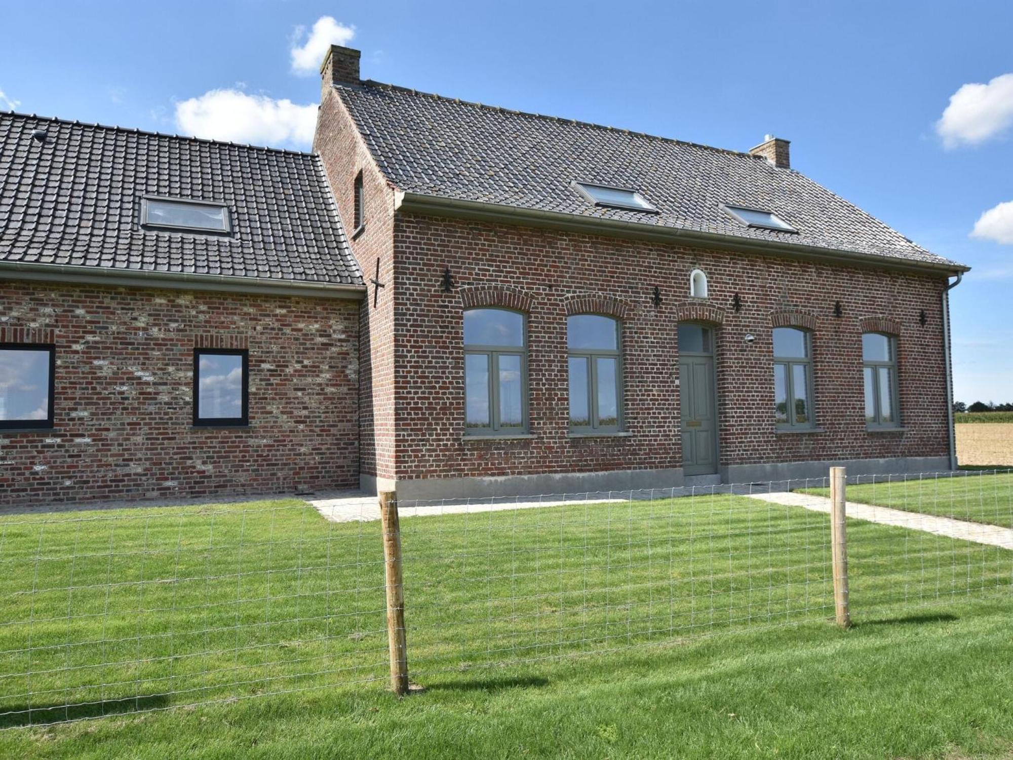 Spacious Holiday Home With Pond In Poperinge Roesbrugge-Haringe エクステリア 写真