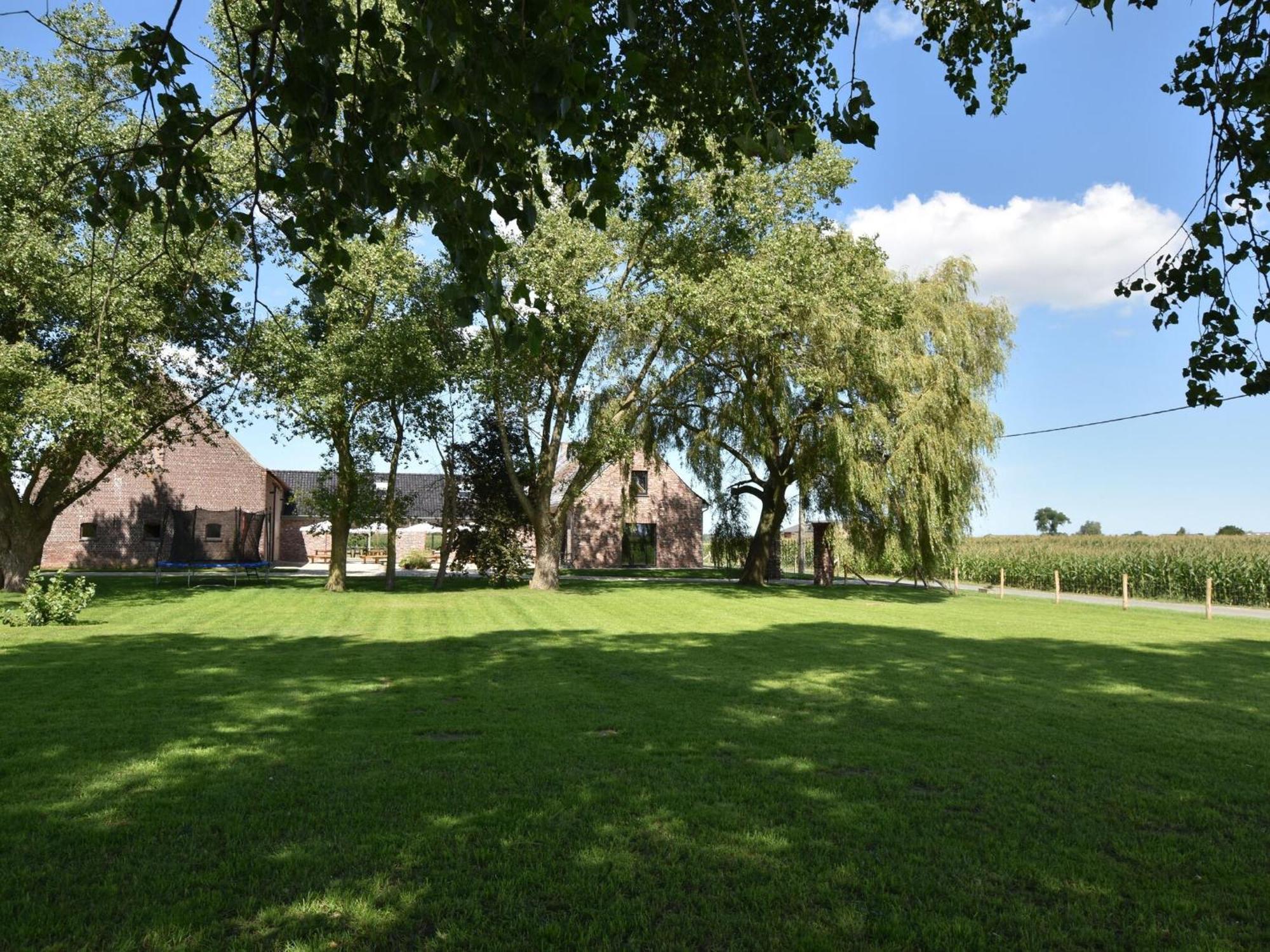 Spacious Holiday Home With Pond In Poperinge Roesbrugge-Haringe エクステリア 写真