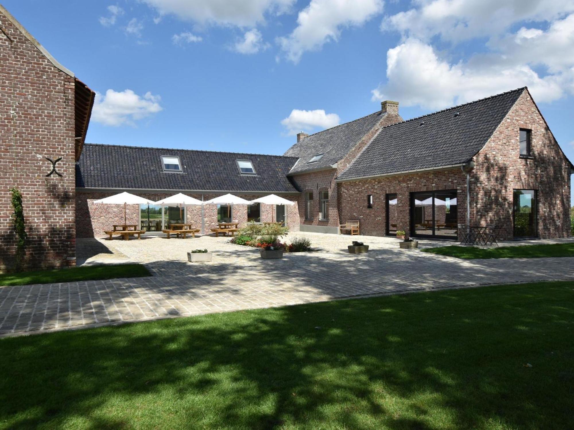 Spacious Holiday Home With Pond In Poperinge Roesbrugge-Haringe エクステリア 写真